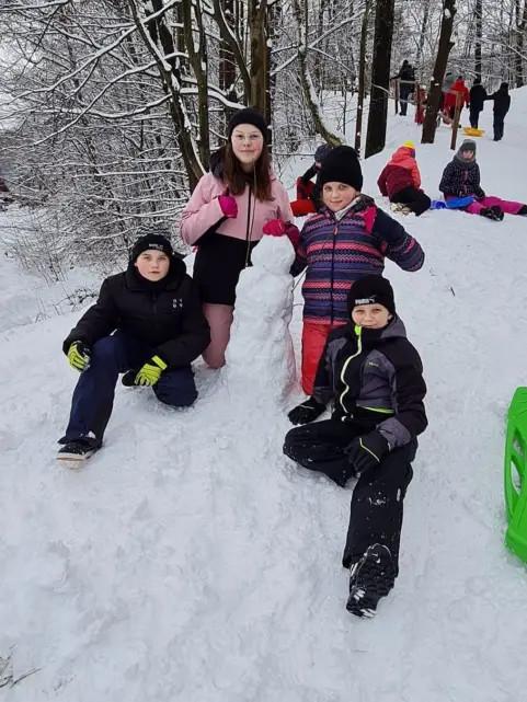 Instruktor z dziećmi